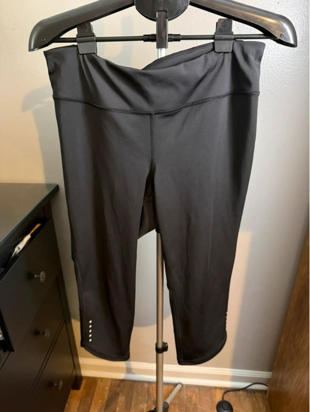 Old Navy Active Black Capri Leggings XL Mesh Panels Zip Pocket